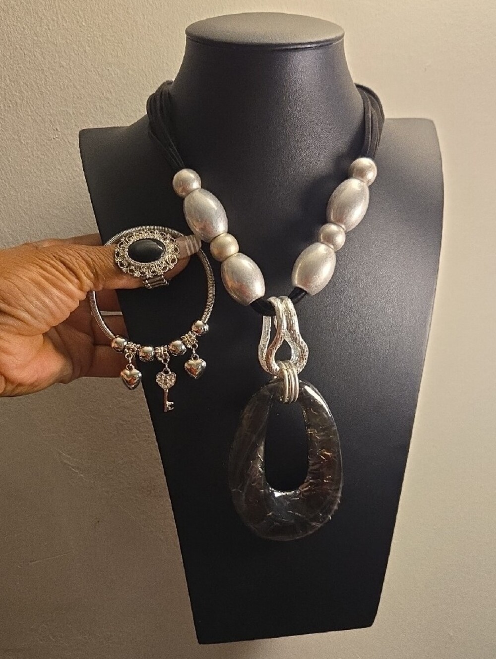 Fashion Jewelry Black and Silver Teardrop Pendant Necklace Set